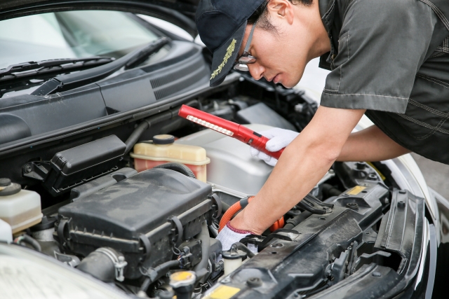 自動車整備ではバッテリー液も補充してメインビジュアル